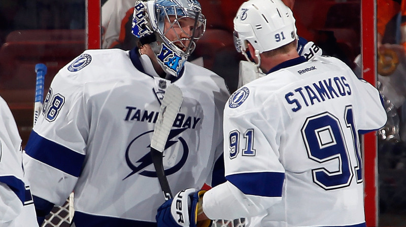 Tampabejas "Lightning" zvaigzne Stīvens Stemkoss apsveic Andreju Vasiļevski ar teicamu debiju NHL. 
Foto: AFP/Scanpix