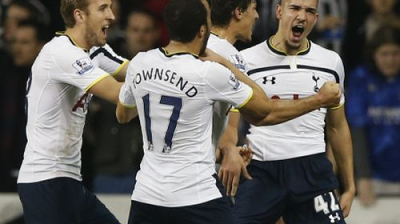 "Tottenham" spēlētāji pēc vārtu guvuma
Foto: AP/Scanpix