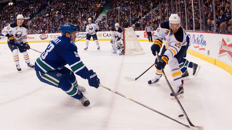 Zemgus Girgensons (pa labi) spēlē pret "Canucks" 
Foto: AFP/Scanpix