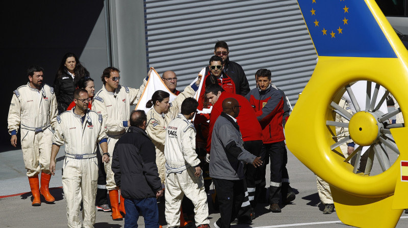 Fernando Alonso tiek pārvietots uz helikopteru. 
Foto: AFP/Scanpix