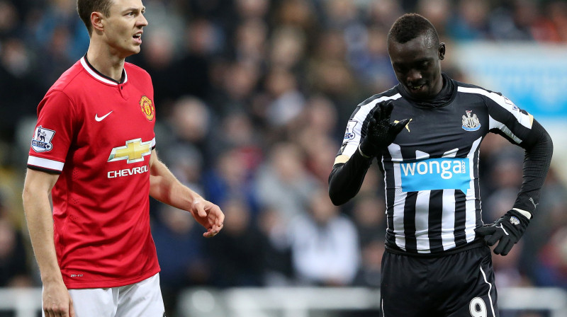 Džonijs Evanss un Papiss Sisē
Foto: AFP/Scanpix