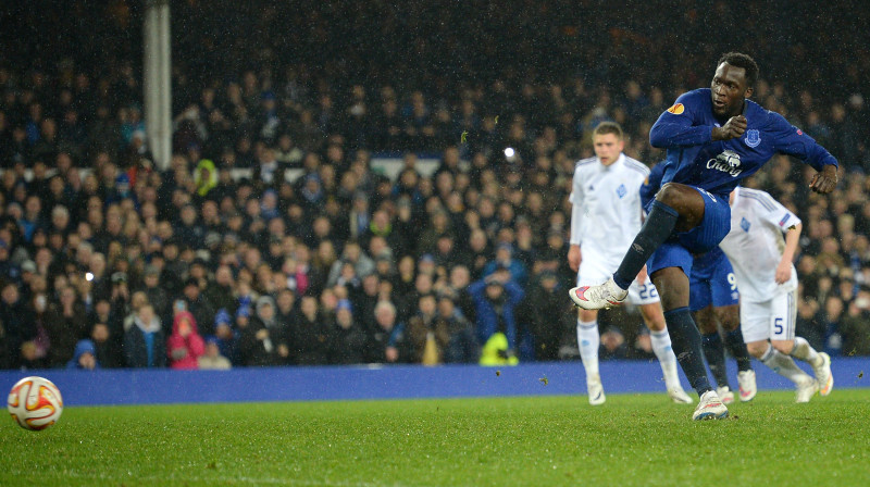 Romelu Lukaku realizē 11 metru soda sitienu
Foto: AFP/Scanpix