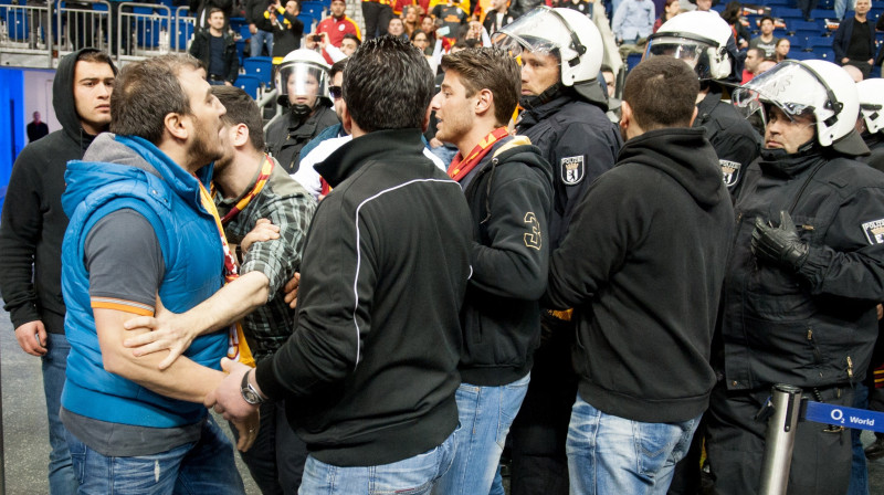 "Galatasaray" līdzjutēji skaidrojas ar policiju
Foto: AFP/Scanpix