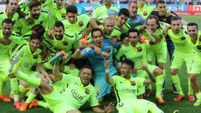 "Barcelona" pēc titula izcīnīšanas
Foto: AFP/Scanpix