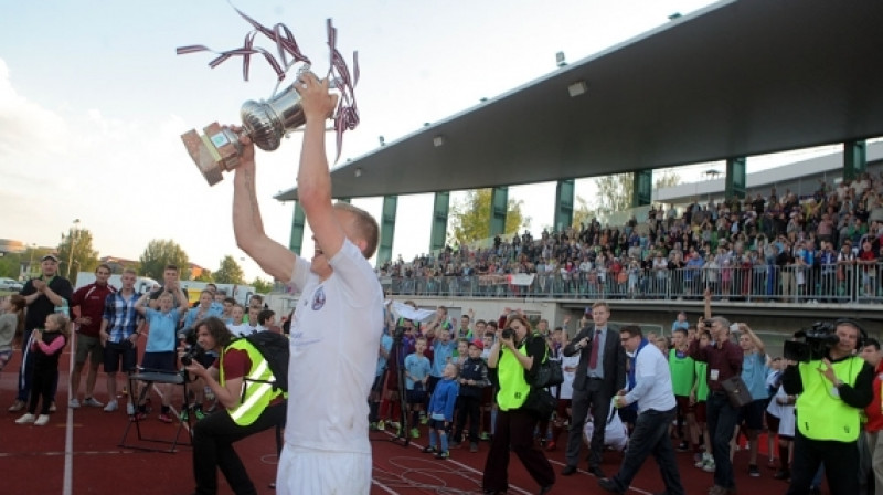 Vai Gints Freimanis un FK ''Jelgava'' virs galvas trofeju cels arī šogad?
Foto: Ivars Veiliņš, JelgavasVēstnesis
