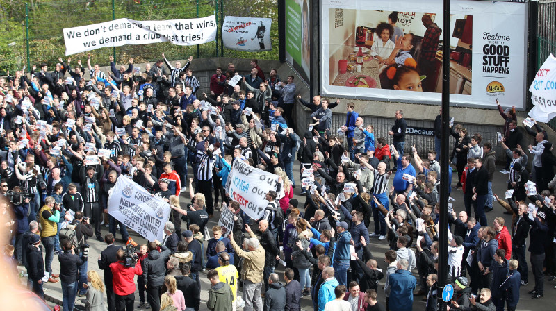 Viena no "Newcastle United" līdzjutēju protesta akcijām pret īpašnieku Maiku Ešliju 
Foto: AFP/Scanpix