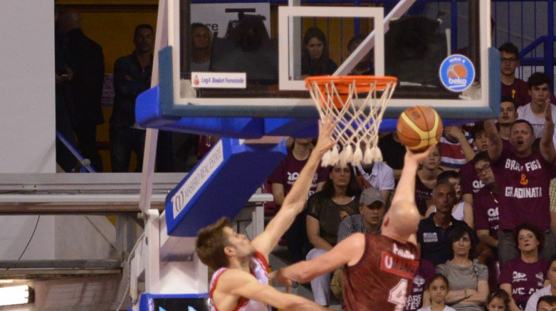 Ojārs Siliņš aizsardzībā pret Hrvoji Periču
Foto: Basket Inside