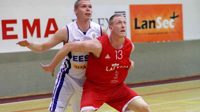 Rolands Šmits: 14 punktu un 8 atlēkušās bumbas U20 izlases spēlē ar Igaunijas studentiem.
Foto: basket.ee