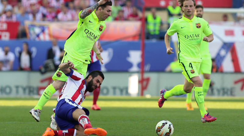 Arda Turans pret Lionelu Mesi 
Foto: AFP/Scanpix