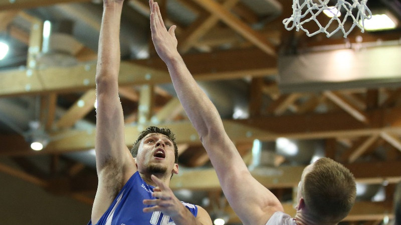 Latvijas U20 izlases centra spēlētājs Rolands Šmits cīnās aizsardzībā.
Foto: FIBAEurope.com