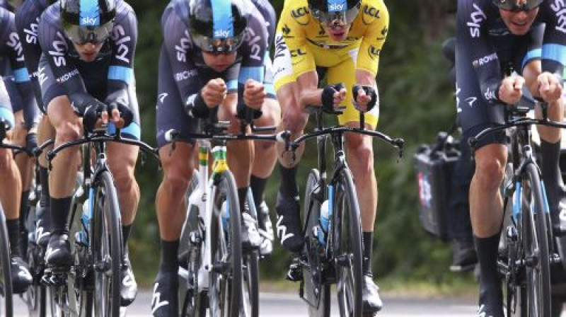 "Team Sky" ar Francijas tūres līderi Kristoferu Frūmu sastāvā
Foto: AP/Scanpix