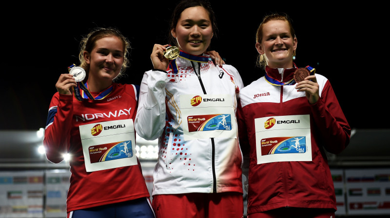 Laine Donāne (pirmā no labās) ar pasaules U18 čempionāta bronzas medaļu. 
Foto: AFP/Scanpix