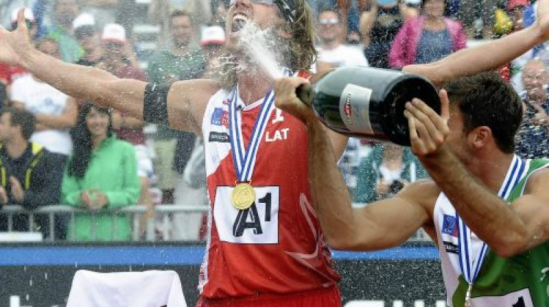 Aleksandru Samoilovu uz goda pjedestāla apsveic finālā pārspētais konkurents
Foto: CEV