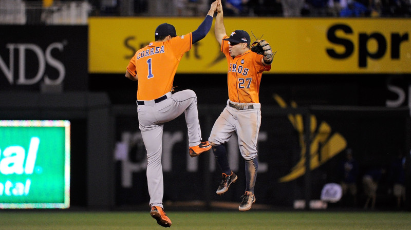 Hjūstonas "Astros" spēlētāji Karloss Korea un Hosē Altuve priecājas par uzvaru.
Foto: AFP/Scanpix