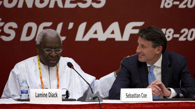 Bijušais IAAF prezidents Lamins Diaks un pašreizējais organizācijas prezidents Lords Ko. 
Foto: AP/Scanpix