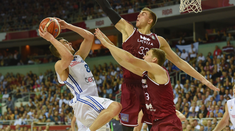 Mārtiņš Meiers un Jānis Strēlnieks pret Tomašu Satoranski
Foto: AFP/Scanpix