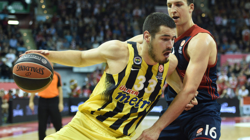 Stambulas "Fenerbahce" serbu basketbolists Nikola Kaliničs. 
Foto: AFP/Scanpix