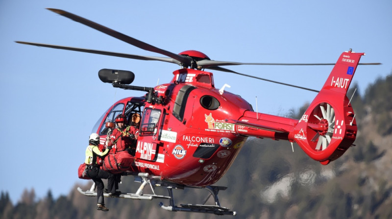 Matiass Maiers tiek evakuēts ar helikopteru pēc kritiena
Foto: AFP/Scanpix