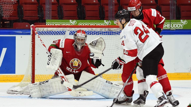 Pjus Zaters cīnās vārtu priekšā
Foto: IIHF