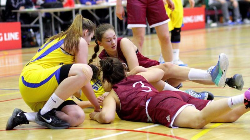 Janeta Rozentāle un Aleksa Gulbe cīņā par bumbu
Foto: Siim Semiskar, sport.err.ee