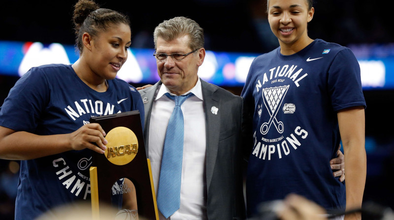 Džīno Oriemma ar NCAA čempionēm Kalīnu Moskīdu-Luisu un Kaju Stouksu
Foto: AFP/Scanpix