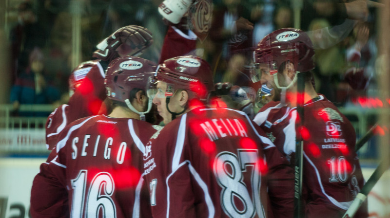 Rīgas "Dinamo" priecājas par pirmajiem gūtajiem vārtiem. 
Foto: Romāns Kokšarovs/f64