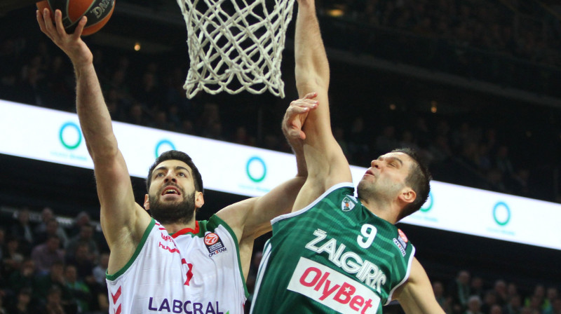 Mants Kalnietis cīņā pret "Baskonia" spēlētāju Torniki Šengeliju
Foto: AFP/Scanpix