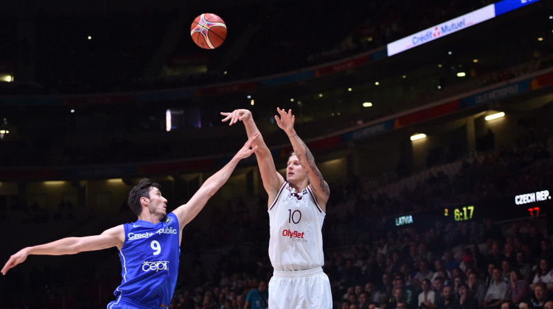 Jiri Velšs cenšas kavēt Jāņa Timmas metienu
Foto: AFP/Scanpix