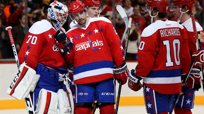 Komandas biedri apsveic "Capitals" vārtsargu Breidenu Holtbiju. 
Foto: AFP/Scanpix