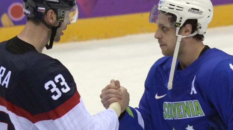 Zdeno Hāra un Anže Kopitars Soču olimpiādē viens pret otru, bet Pasaules kausā 2016. gadā viņi būs vienā komandā
Foto: AFP/Scanpix