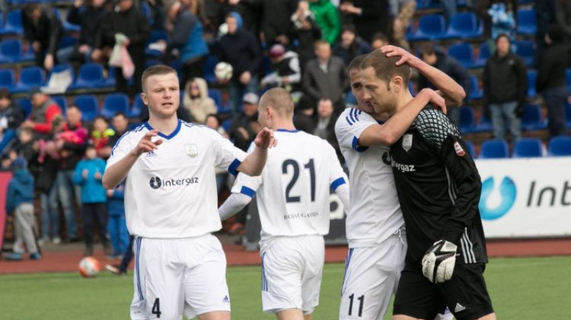 Deniss Bezuščonoks un Jurijs Sokolovs apsveic savu vārtsargu Jevgeņiju Nerugalu
Foto: BFC Daugavpils