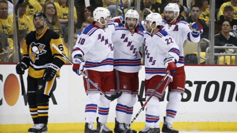 "Rangers" hokejisti atzīmē vārtu guvumu
Foto: AP/Scanpix