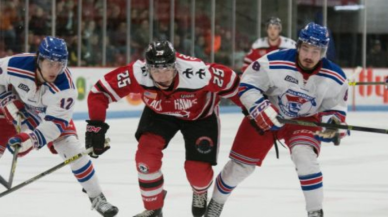 Georgs Golovkovs (centrā)
Foto: Waterloo Black Hawks