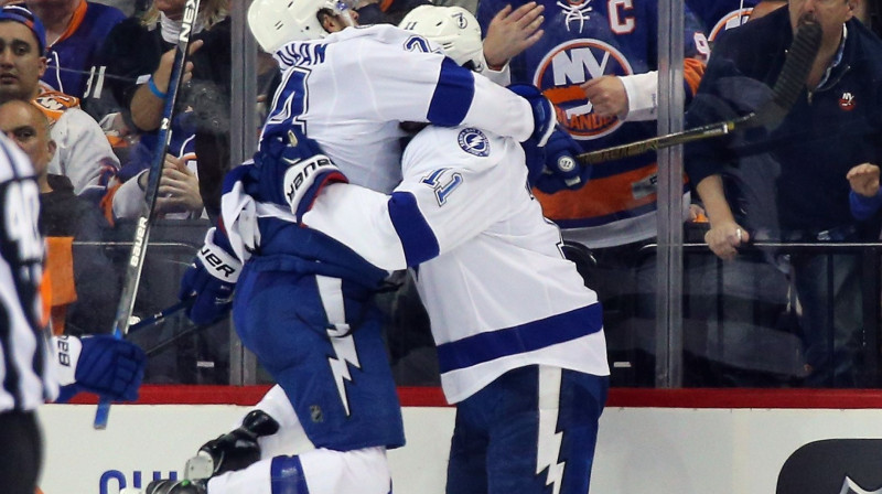 Raiens Kelehens sveic Braienu Boilu ar uzvaras vārtiem 
Foto: AFP/Scanpix