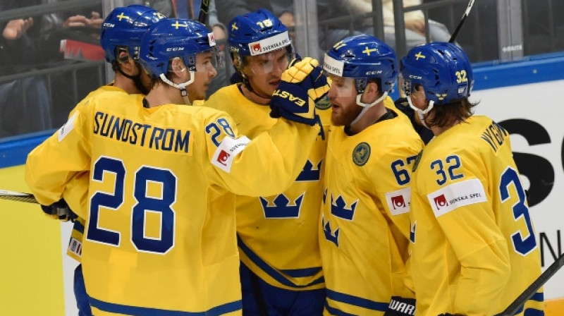 Zviedrijas izlases hokejisti atzīmē kārtējo vārtu guvumu
Foto: AFP/Scanpix