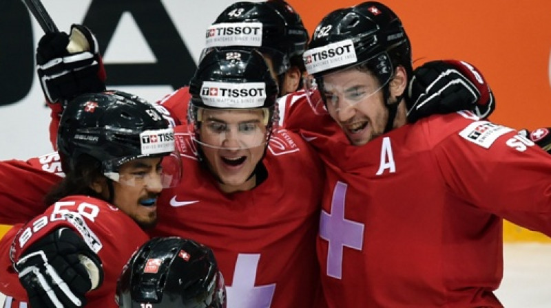 Šveices izlases hokejisti atzīmē vārtu guvumu
Foto: AFP/Scanpix