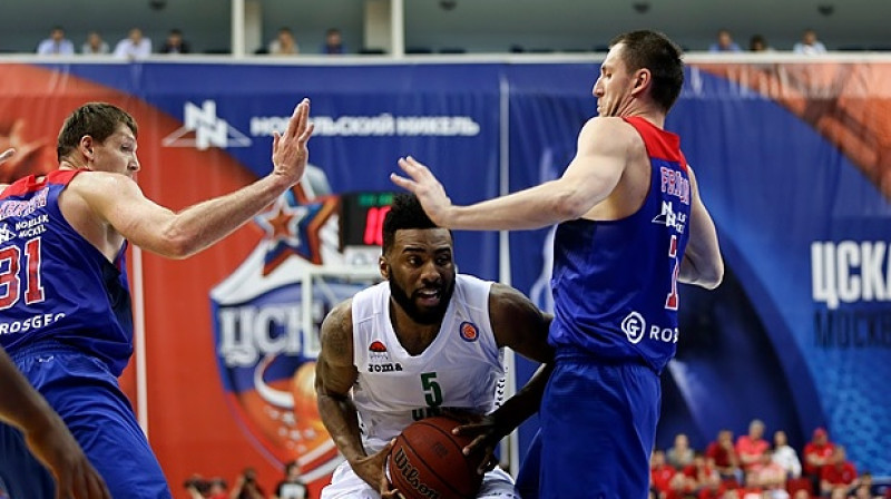 Kīts Lengfords (vidū) 
Foto: vtb-league.com