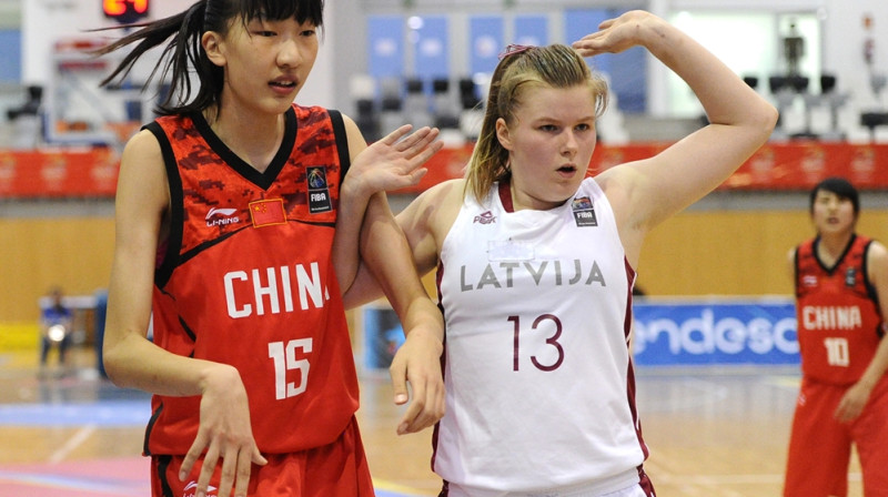Sabīne Lipe un U17 izlase: Ķīnas "mūris" bija par augstu.
Foto: FIBA.com