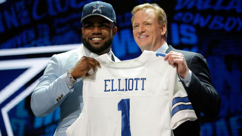 Dalasas "Cowboys" 2016. gada drafta pirmā izvēle, pussargs Ezekils Eliots ar NFL komisāru Rodžeru Gūdelu.
Foto: AFP/Scanpix