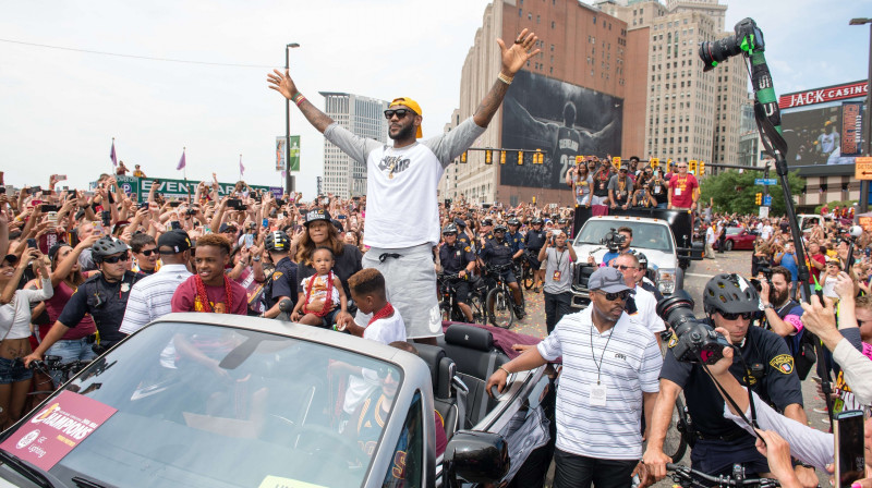 Lebrons Džeimss čempionu parādē Klīvlendā 
Foto: AFP/Scanpix