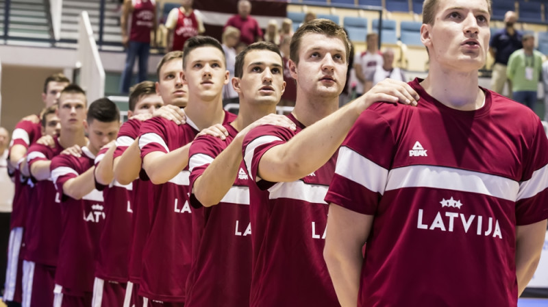 Latvijas U20 izlase: trešdien Eiropas čempionāta astotdaļfināla spēlē būs iespēja likt lietā no ukraiņiem gūtās mācības.
Foto: FIBA.com