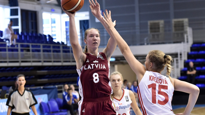 Digna Strautmane un Latvijas U18 izlase: Eiropas čempionāta ceturtdaļfinālā pret Beļģiju.
Foto: FIBA.com