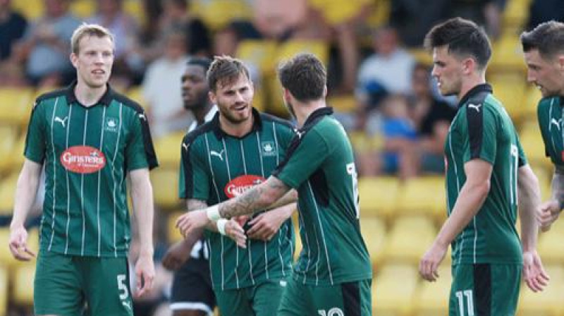 Nauris Bulvītis (pa kreisi) ar "Argyle" komandas biedriem
Foto: Dave Rowntree (pafc.co.uk)