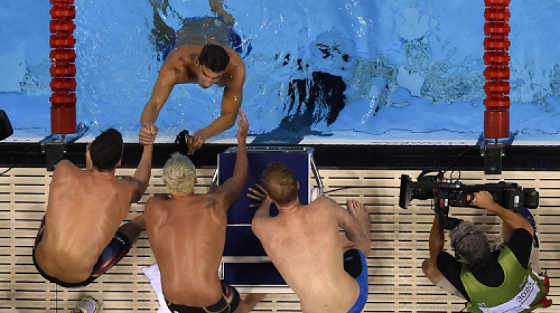 ASV 4x200m stafetes komandas biedri sagaidījuši finišā Maiklu Felpsu
Foto: Sipa USA / Scanpix