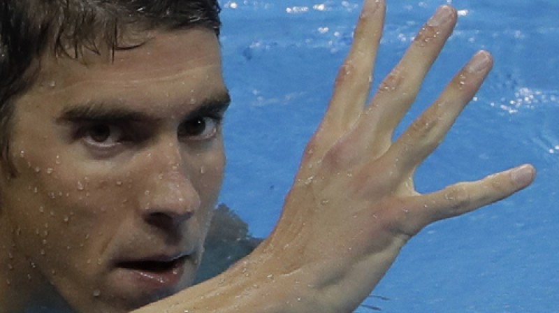 Maiks Felpss rāda četrus pirkstus - jau kopš Atēnu olimpiskajām spēlēm viņš ir nepārspēts 200 metru kompleksajā peldējumā
Foto: AP/Scanpix