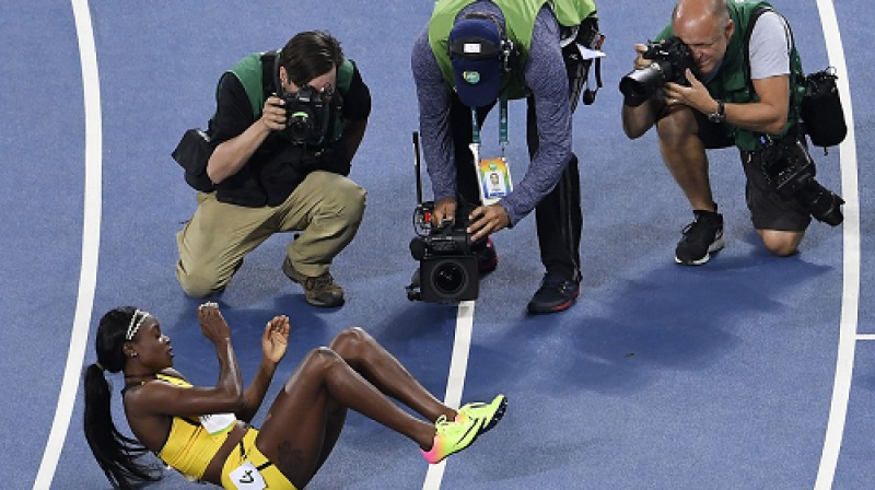Jamaikiete Elaina Tompsone visām izgrieza pogas 100 metru sprintā
Foto: AFP/Scanpix