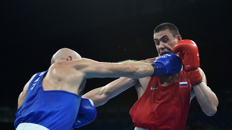 Jevgeņijs Tiščenko (pa labi) šai vakarā saņēma daudz sitienu no Kazahstānas boksera Vasilija Levita
Foto: AFP/Scanpix