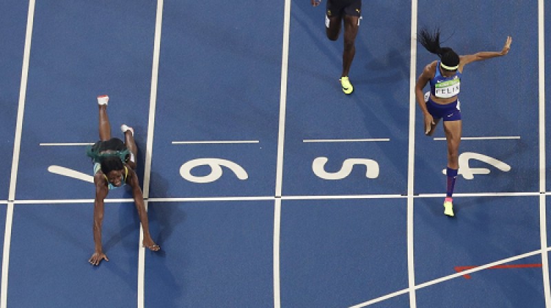 Pagurusī Šona Millere finišēja ar izmisīgu lēcienu, un tas deva zeltu!
Foto: AP/Scanpix