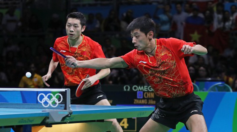 Ķīna finālā uzvarēja svarīgu dubultspēli un vēlāk izcīnīja zeltu komandu sacensībās
Foto: AP/Scanpix