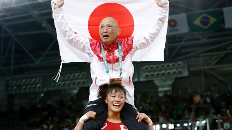 Spēcīgā japāņu cīkstone Eri Tosaka nes uz pleciem savu treneri
Foto: AFP/Scanpix